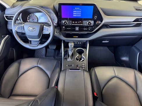 Certified 2024 Toyota Highlander XLE FWD image 8