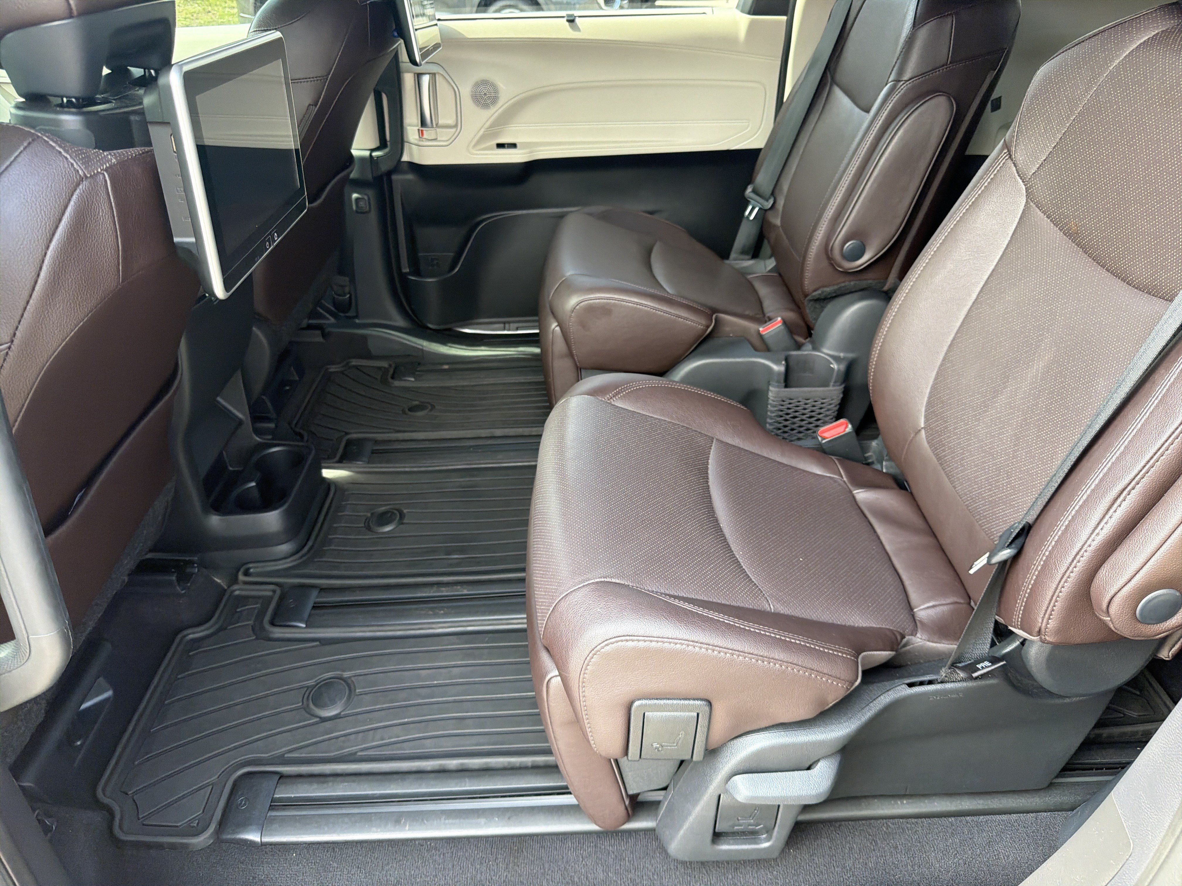 Certified 2024 Toyota Sienna Platinum FWD image 31