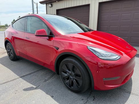 Used 2023 Tesla Model Y Long Range image 10