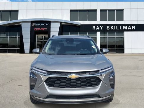 Used 2025 Chevrolet Trax LT w/ LT Convenience Package FWD image 2
