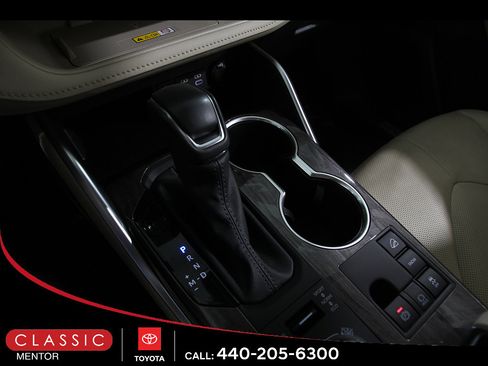 Certified 2024 Toyota Highlander Limited AWD/4WD image 15