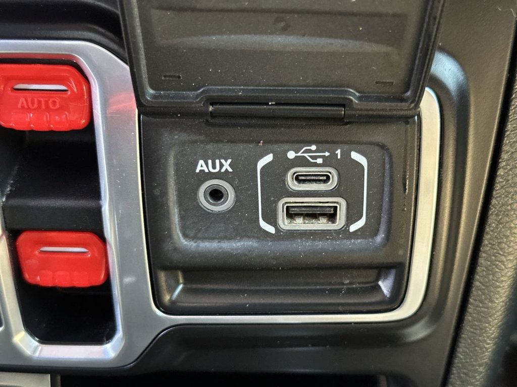 Used 2018 Jeep Wrangler Unlimited Rubicon w/ Dual Top Group AWD/4WD image 43