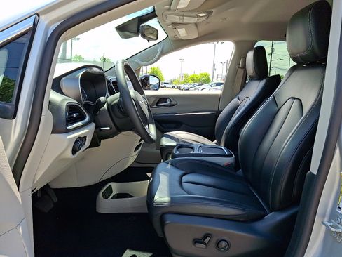 Used 2024 Chrysler Pacifica Touring-L FWD image 14