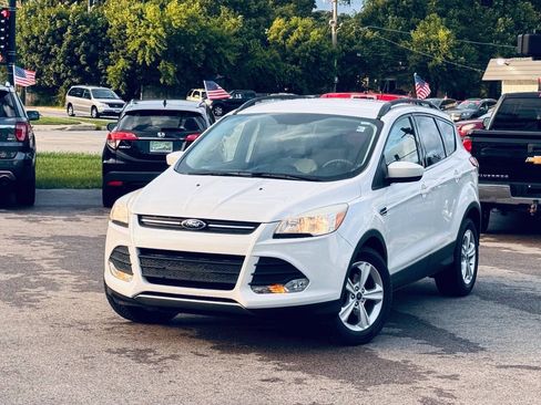 Used 2016 Ford Escape SE w/ Equipment Group 201A FWD image 2