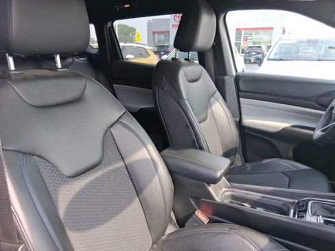 Used 2024 Jeep Compass Latitude w/ Sun and Sound Group AWD/4WD image 15
