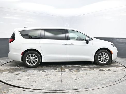 Used 2023 Chrysler Pacifica Touring-L image 8