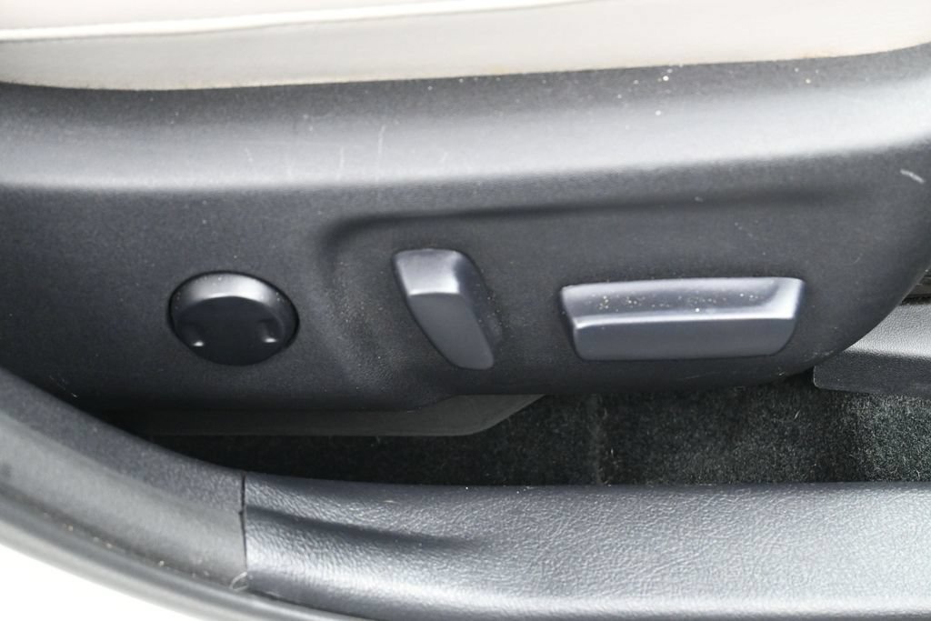Used 2013 Toyota Avalon Limited FWD image 31