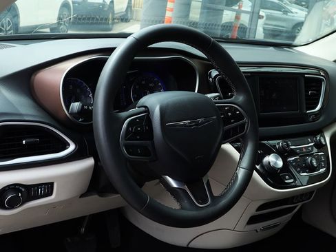 Used 2023 Chrysler Voyager LX image 44