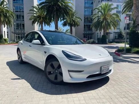 Used 2023 Tesla Model 3 Standard Range image 2