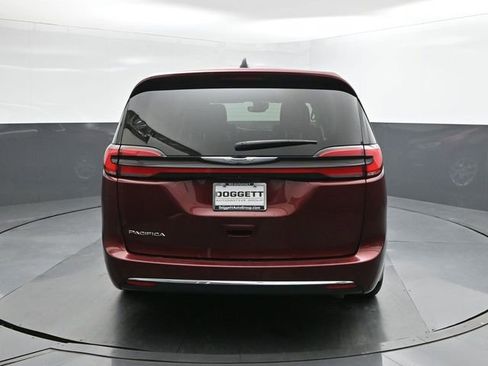 Used 2023 Chrysler Pacifica Touring-L image 8