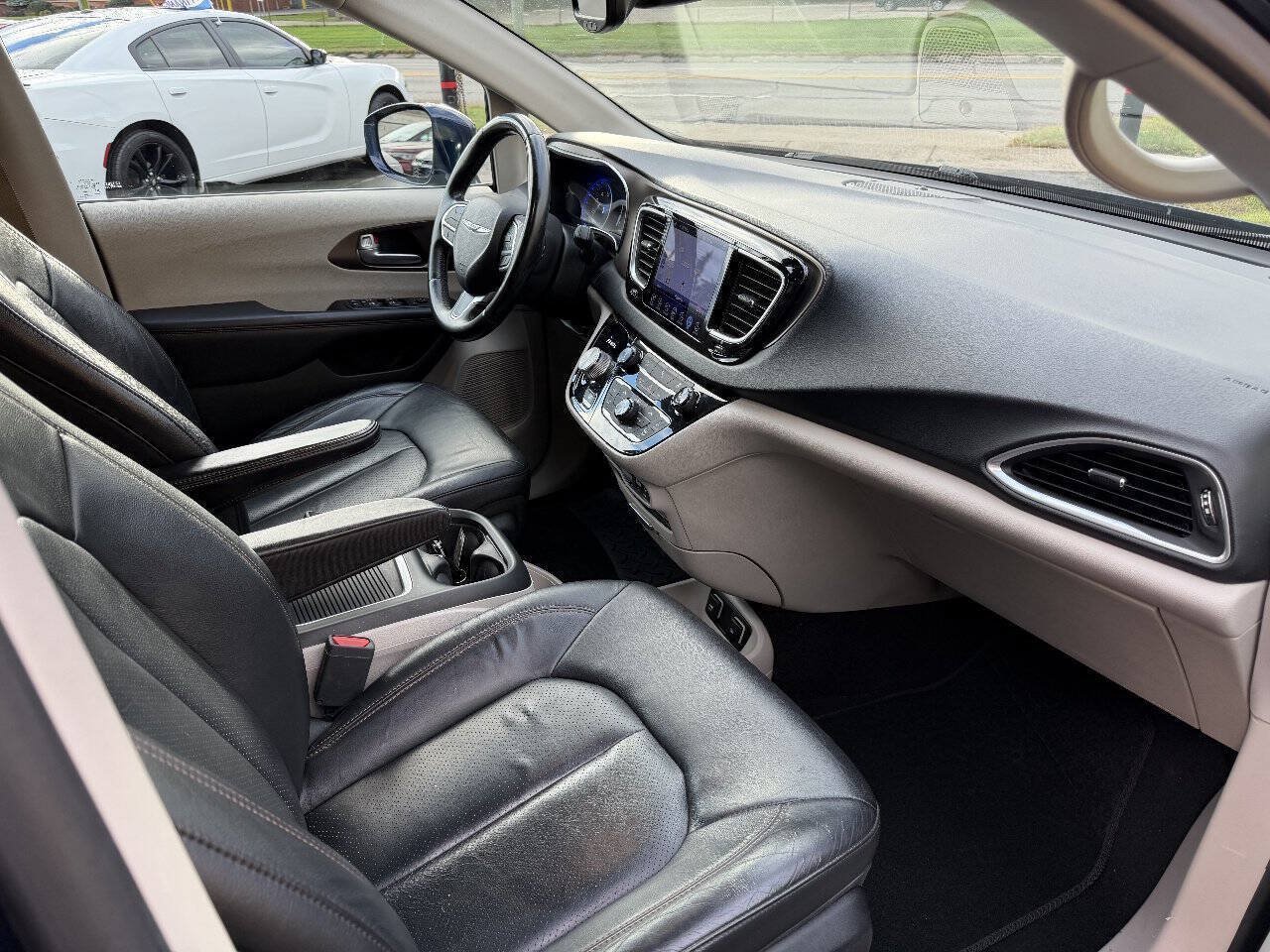Used 2017 Chrysler Pacifica Touring-L Plus w/ Tire & Wheel Group FWD image 8