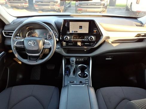 Used 2023 Toyota Highlander L FWD image 19