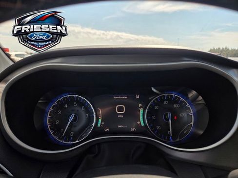 Used 2025 Chrysler Pacifica Select image 15