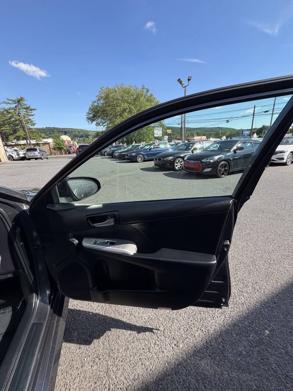 Used 2014 Toyota Camry SE w/ Moonroof Package FWD image 32