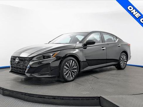 Used 2025 Nissan Altima 2.5 SV FWD image 2