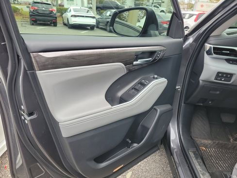 Used 2023 Toyota Highlander Platinum image 28