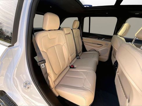New 2026 Jeep Grand Cherokee Limited w/ Luxury Tech Group II AWD/4WD image 22