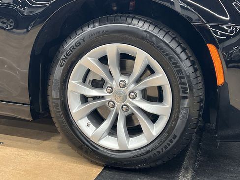 Used 2023 Chrysler 300 Touring image 10