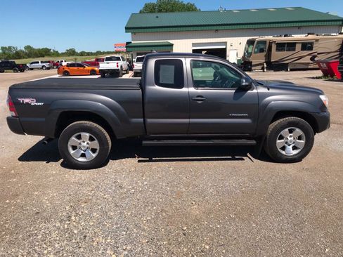 Used 2012 Toyota Tacoma 4x4 Access Cab V6 w/ TRD Sport Pkg image 4