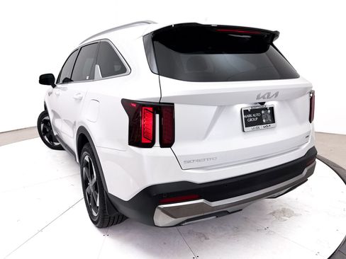 Certified 2025 Kia Sorento EX w/ EX Panoramic Sunroof Package FWD image 8