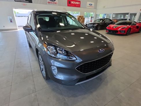 Used 2020 Ford Escape Titanium w/ Titanium Premium Package 2.0 AWD/4WD image 4