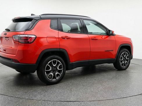 Used 2025 Jeep Compass Trailhawk AWD/4WD image 9