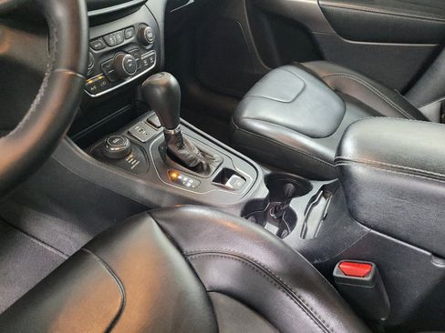 Used 2019 Jeep Cherokee Latitude Plus AWD/4WD image 26