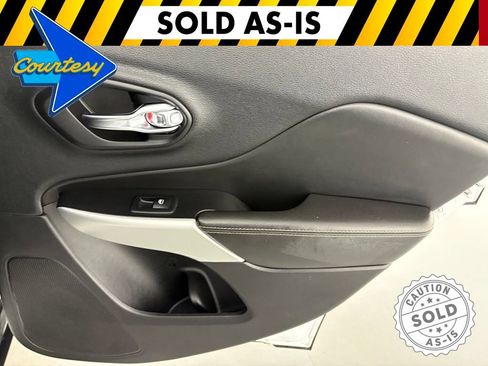 Used 2018 Jeep Cherokee Latitude Plus w/ Comfort/Convenience Group FWD image 35