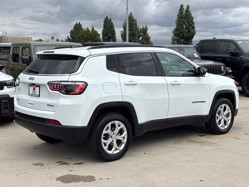 Used 2024 Jeep Compass Latitude AWD/4WD image 3