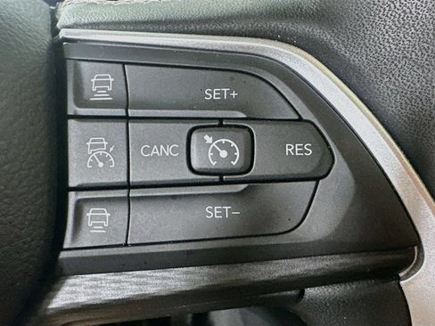 Used 2023 Jeep Grand Cherokee Altitude AWD/4WD image 23