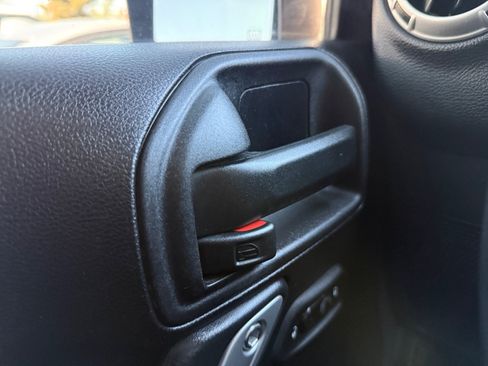 Used 2016 Jeep Wrangler Unlimited Sahara w/ Connectivity Group AWD/4WD image 21