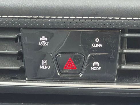 Used 2025 Volkswagen Atlas SE FWD image 4