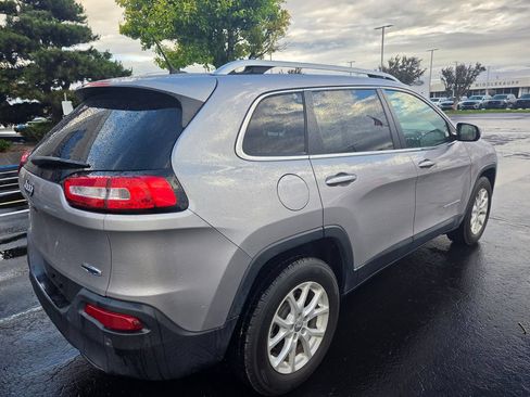 Used 2018 Jeep Cherokee Latitude w/ Safety Group AWD/4WD image 3