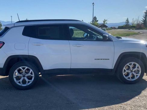 Used 2025 Jeep Compass Latitude AWD/4WD image 9