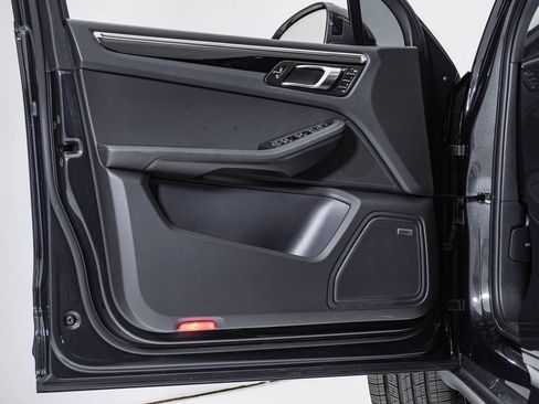 Certified 2024 Porsche Macan image 25