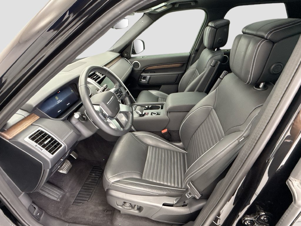 Used 2024 Land Rover Discovery Dynamic SE AWD/4WD image 18