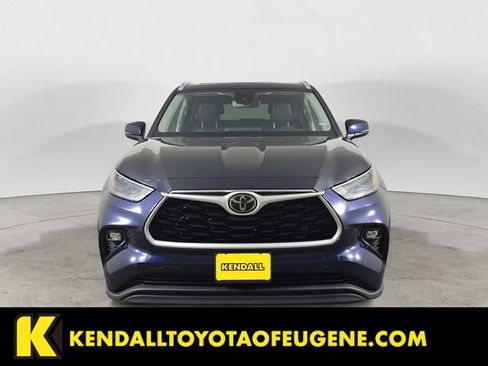 Used 2022 Toyota Highlander XLE AWD/4WD image 2