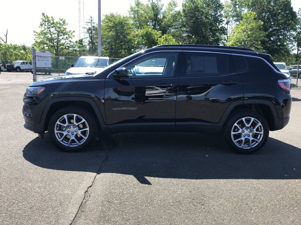 Used 2022 Jeep Compass Latitude AWD/4WD image 2