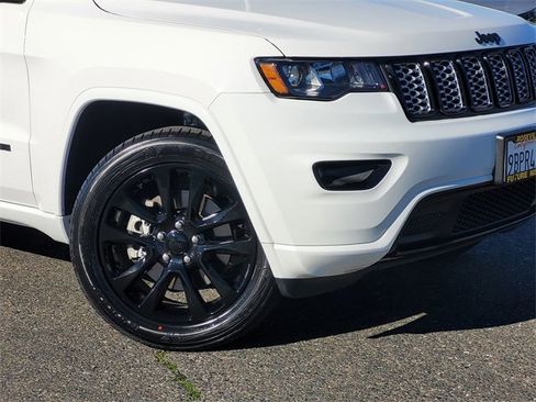 Used 2022 Jeep Grand Cherokee Laredo X image 9