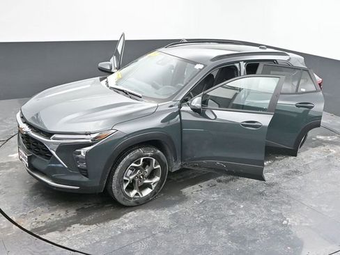 Used 2025 Chevrolet Trax LT image 60