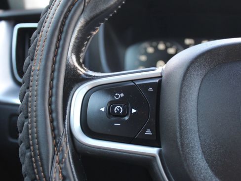 Used 2020 Volvo XC60 T5 Momentum AWD/4WD image 25