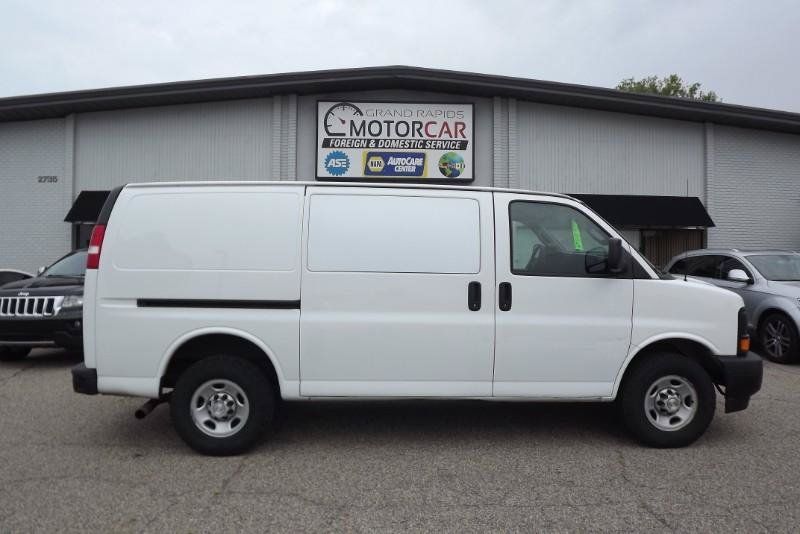 Used 2017 Chevrolet Express 2500 RWD image 2