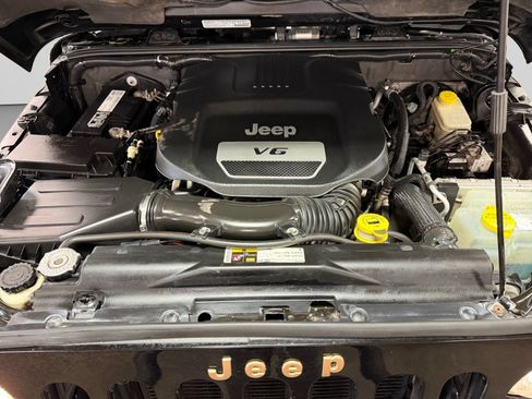 Used 2014 Jeep Wrangler Unlimited Sahara AWD/4WD image 27
