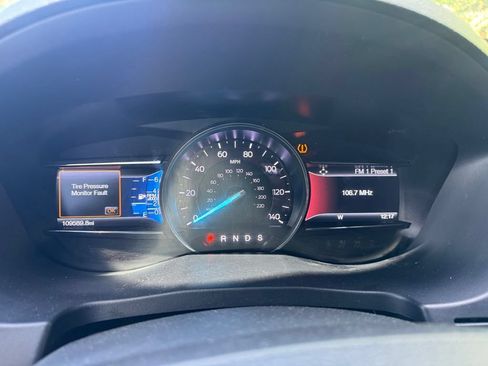Used 2017 Ford Explorer XLT w/ Equipment Group 202A FWD image 18