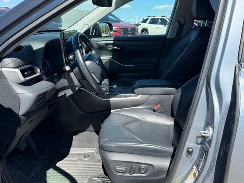 Used 2023 Toyota Highlander XLE AWD/4WD image 15
