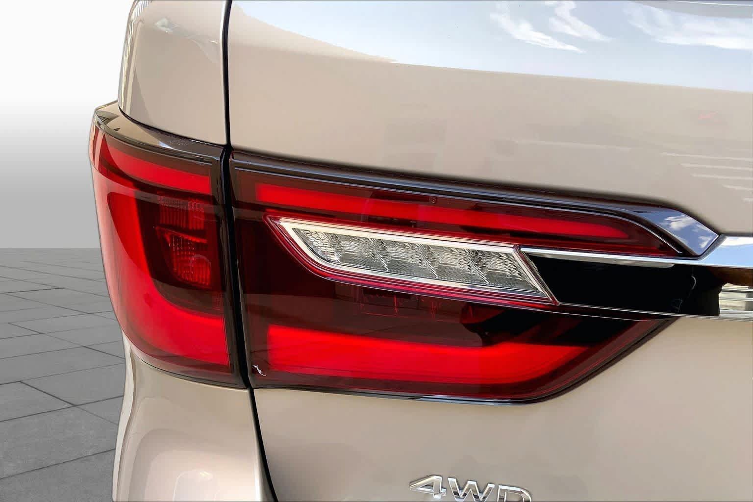 Used 2023 INFINITI QX80 Premium Select w/ Cargo Package AWD/4WD image 28