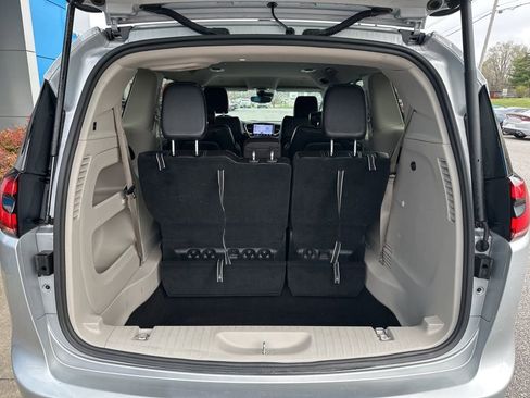 Used 2024 Chrysler Pacifica Touring-L image 9