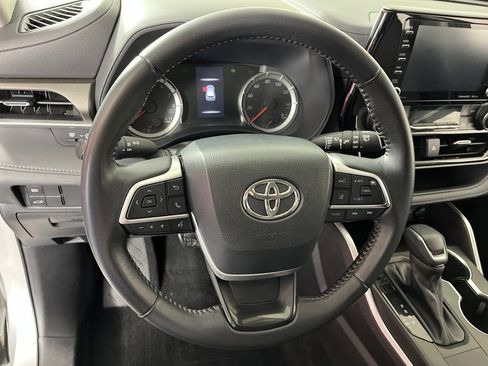 Used 2022 Toyota Highlander LE FWD image 34