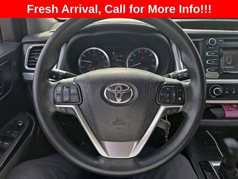 Used 2018 Toyota Highlander LE w/ Carpet Mat Package (TMS) FWD image 4