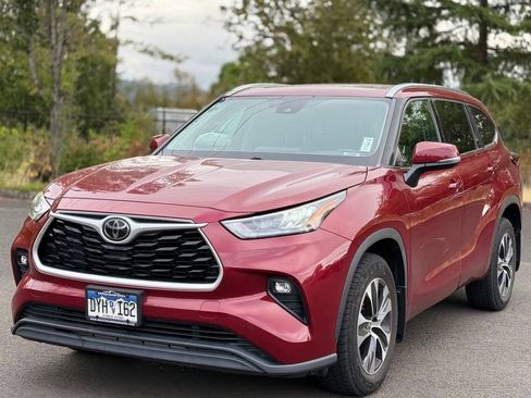 Used 2020 Toyota Highlander XLE AWD/4WD image 1